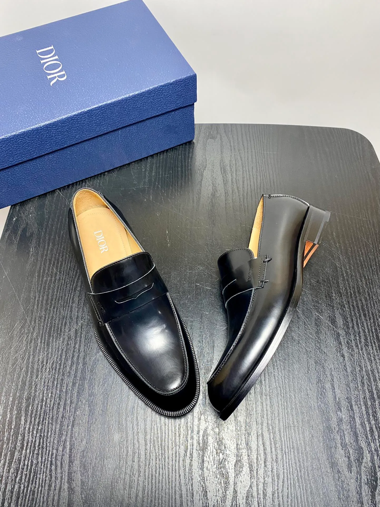 Men's shoes 💰960 Dior Derby shoes | Genuine leather sole formal leather shoes | Carefully crafted with open-edge beaded cowhide | Water-dyed cowhide lining | With classic lace-up closure | Exquisite embossed brand logo on the side | Glossy stacked heel design enhances style | Can be matched with formal or casual looks Size: 39-44 (customized at 38.45.46)